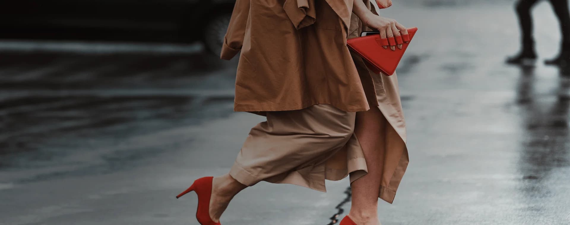 Well-dressed woman with beautiful red high heels and fashionable red handbag crosses the street. Overlaid is the French phrase "bien habillé" with its English translation, "well-dressed".
